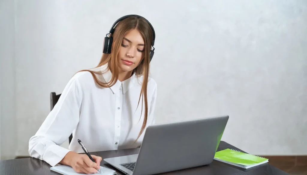 Estudiante realiza curso gratuito de marketing en redes sociales en la plataforma Alison